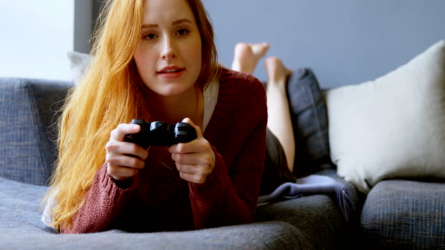 Frau-mit-Videospielen-im-Wohnzimmer-4k