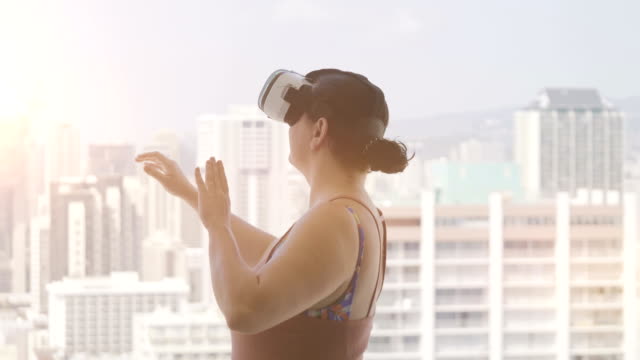 Gafas-de-mujer-juego-de-realidad-virtual-en-4-k-lenta
