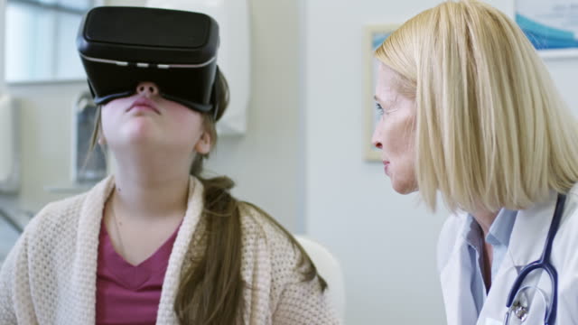 Mädchen-in-VR-Kopfhörer-auf-Ernährungsberater-Termin