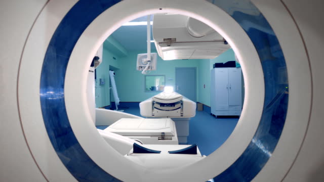 Innenansicht-eines-CT-Scans.-Ein-Blick-von-einem-Tomographen-in-ein-Klinik-Zimmer.