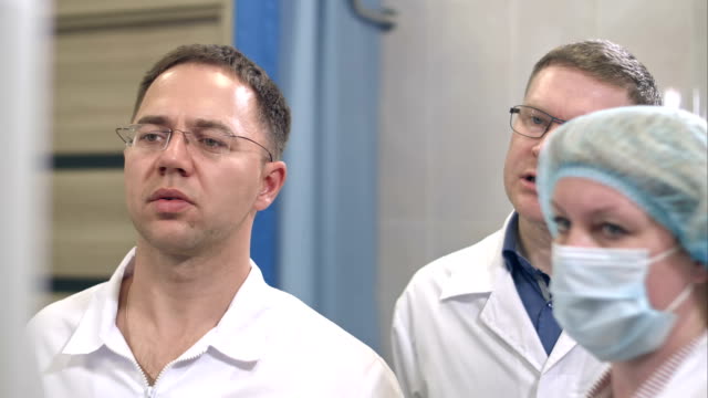 Dos-médicos-de-sexo-masculino-y-una-enfermera-General-Cirugía