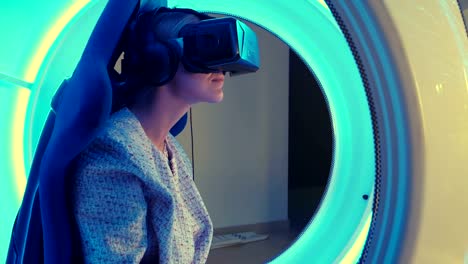 Junge-Frau-in-virtual-Reality-Kopfhörer-auswählen-Spiel-für-Vr-Sitzung