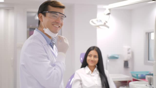 Portrait-of-smiling-caucasian-dentist