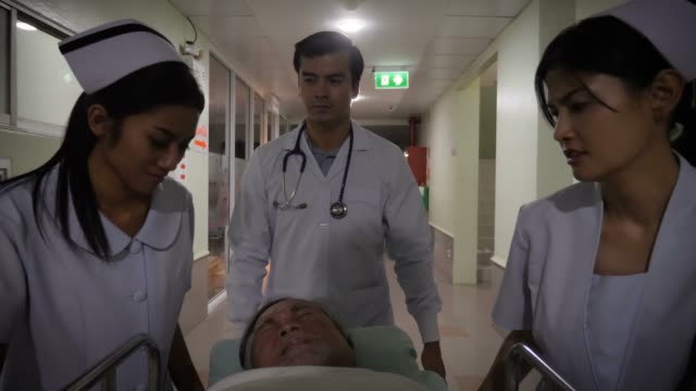 Krankenhaus-Notfallteam-eilen-ein-Patient-am-Patientenbett