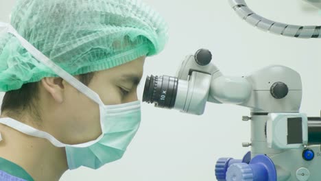 Cirujano-oftalmólogo-con-microscopio