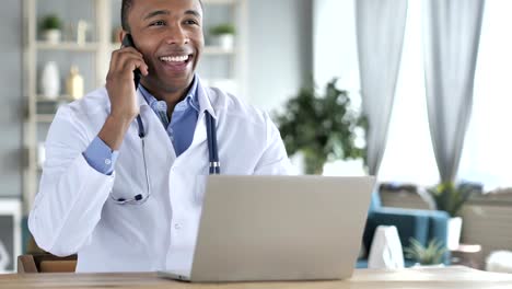 Afro-Amerikaner-Arzt-spricht-am-Telefon-mit-Patienten