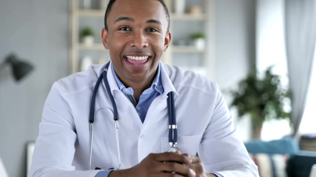 Chat-de-Video-en-línea-con-el-paciente-por-el-Doctor-afroamericano,-vista-de-cámara
