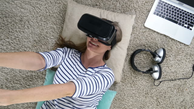 Mujer-joven-experimentar-realidad-Virtual