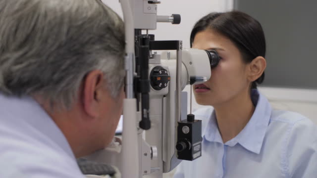 Médico-comprobar-ojos-de-pacientes-mayores