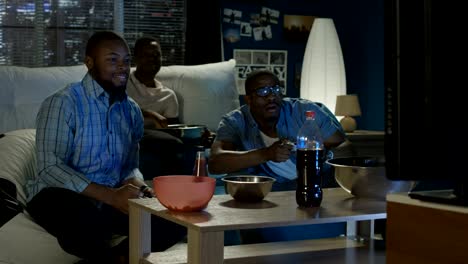 Hombre-negro-que-se-divierten-con-videojuegos-en-el-hogar