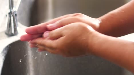 Hände-mit-Seife-waschen,-um-Keime-und-covid19-Virus-zu-verhindern