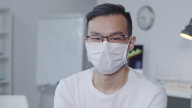 Kranker-asiatischer-Mann-mit-Blick-auf-die-Kamera