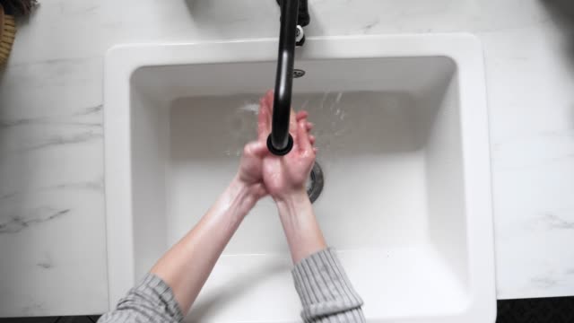Frau-waschen-Hände-in-der-Küche-zu-Hause,-Video