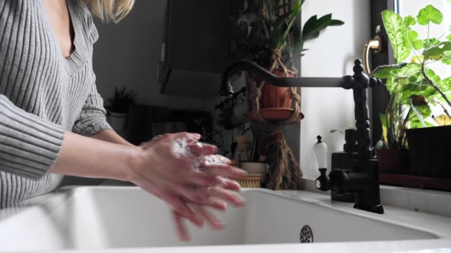 Frau-waschen-Hände-in-der-Küche-zu-Hause,-Video