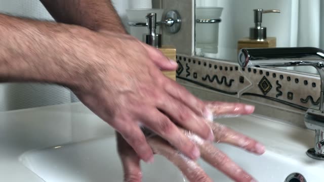 Manos-masculinas-lavándose-las-manos-en-casa-de-acuerdo-con-las-directrices-de-la-Organización-Mundial-de-la-Salud.-Concepto-de-prevención.