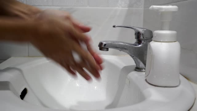 Hände-waschen-mit-Seife-und-Wasser