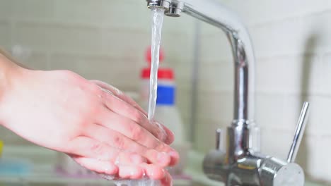 Mann-wärst-seine-Hände-mit-Seife-und-Wasser.-ein-Virus-wie-das-Kronenvirus.-Reinigung-der-Haut,-Verhinderung-des-Kampfes-gegen-Viren-und-Krankheiten