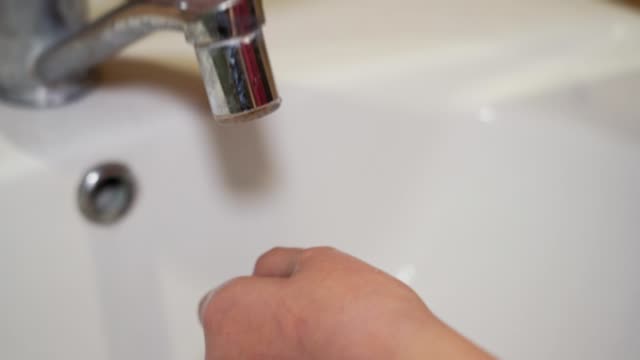 El-niño-se-lavó-cuidadosamente-las-manos-con-jabón-de-cerca