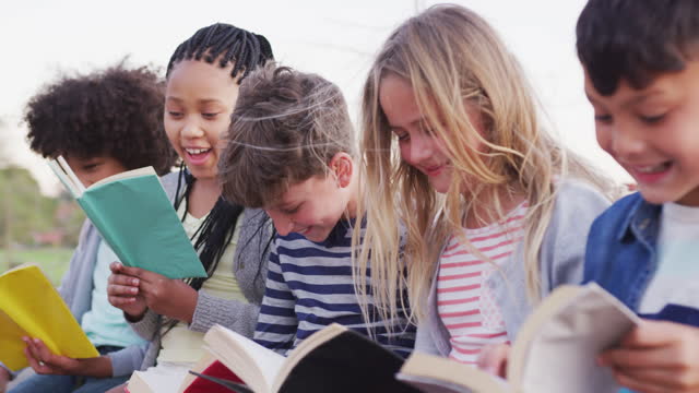 Gruppe-von-Kindern-beim-Lesen-von-Büchern