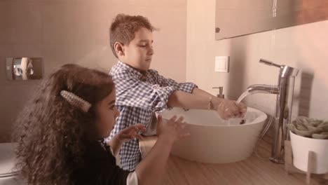 Closeup-Porträt-von-Kindern-Kleinkind-junge-Mädchen-im-Badezimmer-Toilette-waschen-Hände-bei-Coronavirus-Pandemie-Zeit.