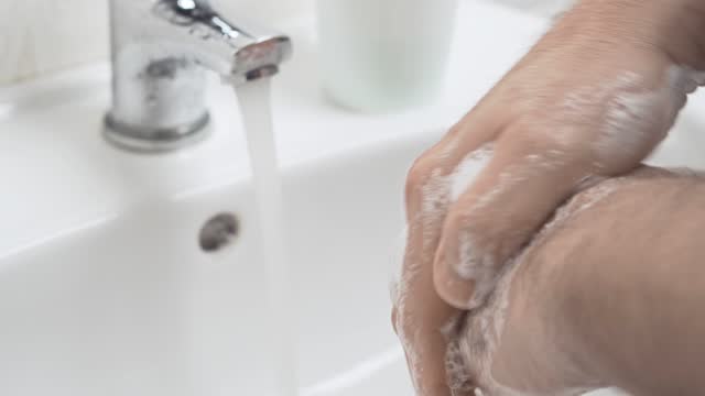 Coronavirus-Pandemie-Prävention.-Hände-mit-warmem-Seifenwasser-waschen.