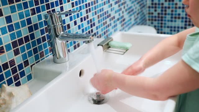 Kinderwaschen-Hände-Schutzmaßnahmen-gegen-Coronavirus-Keime-und-Bakterienausbreitung