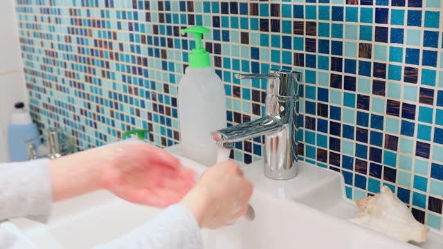 Kinderwaschen-Hände-Schutzmaßnahmen-gegen-Coronavirus-Keime-und-Bakterienausbreitung
