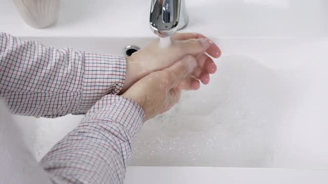 Waschen-Sie-Ihre-Hände-mit-Seife,-waschen-Sie-den-Schmutz-aus-Ihren-Händen,-Nahaufnahme-der-männlichen-Hände,-Top-Ansicht.