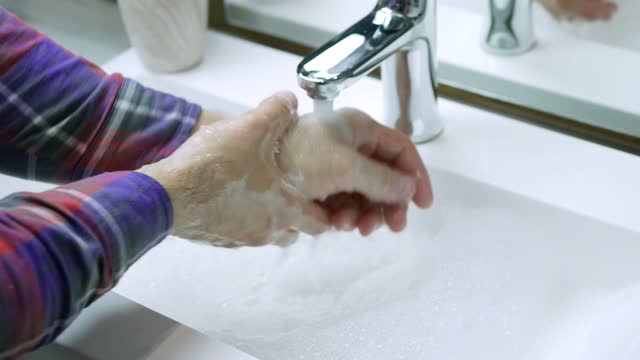 Reiseprävention-Corona-Virus-waschen-Hände-mit-Seife-und-heißem-Wasser.-Handhygiene,-Gesundheitskonzept,-töten-Bakterien-mit-Seife-und-Desinfektionsmittel,-Nahaufnahme.-Schmutz-von-den-Händen-waschen