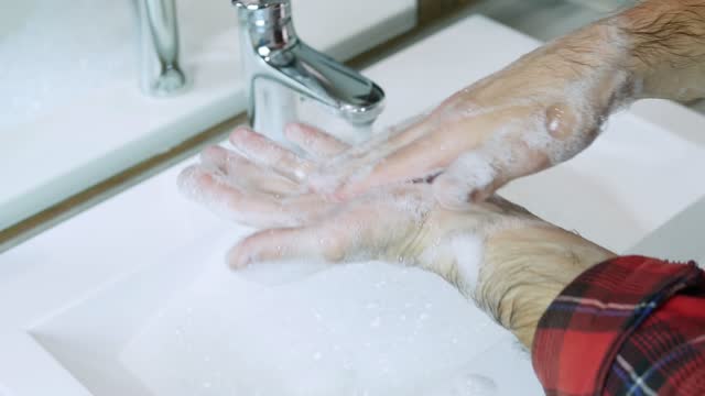 Schmutz-von-den-Händen-abwaschen,-Hände-gründlich-mit-Seife,-Körperhygiene-und-Sauberkeit-waschen.-Vorbeugung-von-Keimen-an-den-Händen,-Nahaufnahme