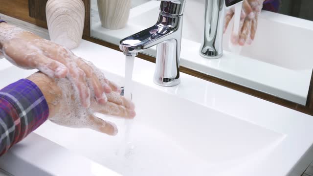 Lavarse-las-manos-bajo-un-grifo-con-agua,-de-cerca.-Un-hombre-lava-la-suciedad-de-sus-manos,-la-desinfección-del-cuerpo