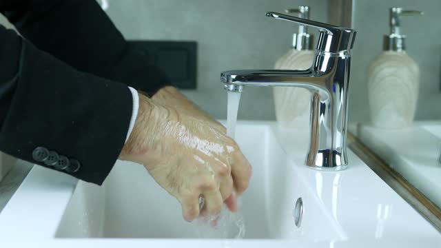 Lavar-la-suciedad-de-sus-manos-bajo-el-grifo-con-agua,-un-primer-plano-de-lavado-de-manos,-el-hombre-raspó-las-manos,-mantiene-limpio-y-la-higiene,-para-no-conseguir-el-virus
