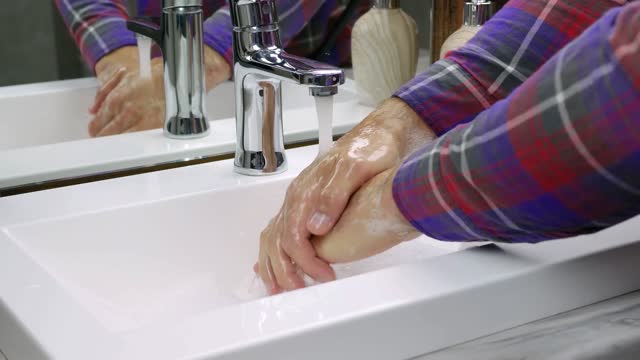 Waschen-Sie-Ihre-Hände-mit-Seife,-um-nicht-mit-dem-Virus-infiziert-werden,-um-Ihre-Hände-vor-Keimen-und-Viruserkrankungen-zu-schützen,-waschen-Gründlich-mit-Seife,-waschen-Schmutz-aus-den-Händen
