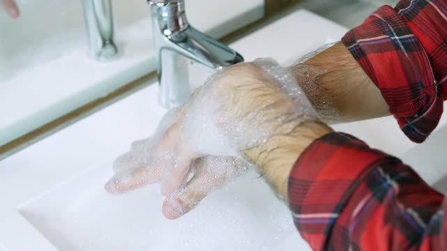 Schmutz-von-den-Händen-abwaschen.-Waschen-Sie-die-Hände-gründlich,-unter-Beachtung-der-persönlichen-Hygiene,-Die-Hände-des-Mannes-am-Waschbecken-unter-dem-Auto-waschen-seine-Hände.