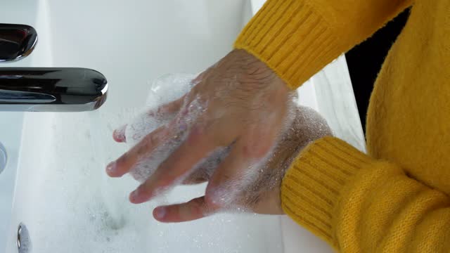 Waschen-Sie-die-Hände-unter-einem-Wasserhahn-mit-Wasser,-waschen-Sie-Schmutz-von-den-Händen-und-schmutzige-Bakterien,-Körperhygiene.
