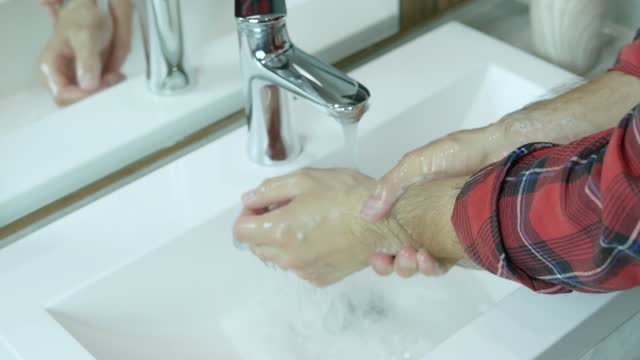 Lávese-las-manos-con-jabón,-bajo-el-grifo-con-agua,-primer-plano,-manos-masculinas-lavar-bacterias,-suciedad,-limpieza,-y-la-higiene-del-cuerpo