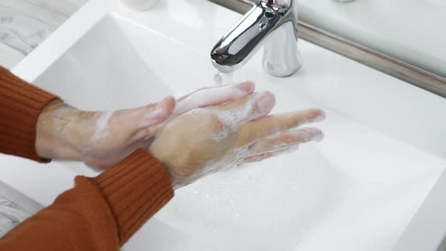 Hände-reiben-mit-Seife-Mann-für-Corona-Virus-Prävention.-Ein-junger-Mann-kümmert-sich-um-die-Sauberkeit-seiner-Hände,-aus-nächster-Nähe.