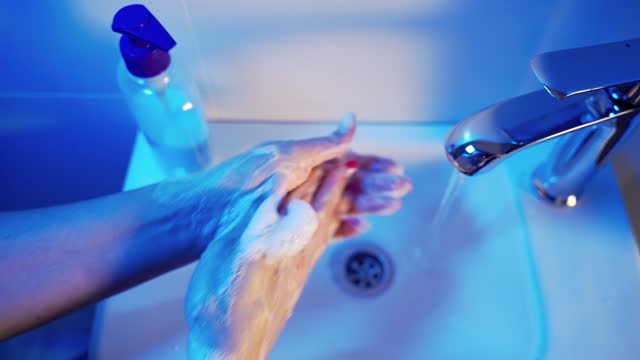 Lavarse-las-manos-frotando-con-el-hombre-del-jabón-para-la-prevención-del-virus-corona,-higiene-para-dejar-de-propagar-el-coronavirus.