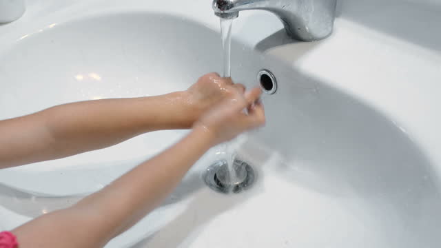 Kind-Mädchen-Waschen-Hände-nach-dem-Malen-für-Coronavirus-covid-19-Virus-Pandemie-4K
