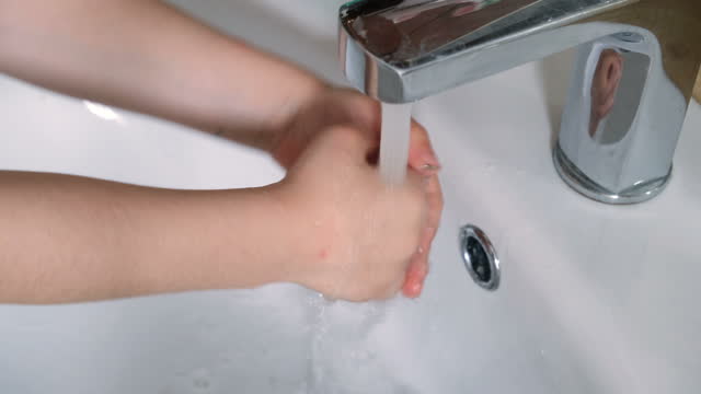 Kleines-Kind-Mädchen-waschen-Hände-für-covid-19-Virusdesinfektion,-medizinische-Versorgung