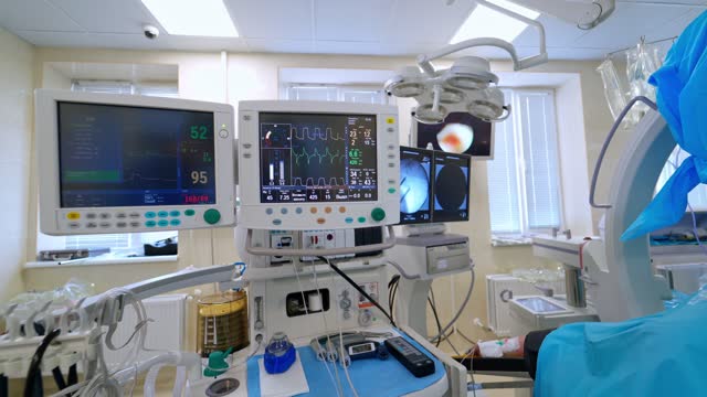 Equipo-médico-contemporáneo-en-la-reanimación.-Nueva-tecnología-para-mostrar-el-estado-del-paciente-en-la-unidad-de-cuidados-intensivos.-Monitores-y-ventilación-artificial-en-clínica.