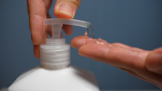 Lavado-de-manos-con-gel-de-alcohol-para-eliminar-bacterias-y-virus