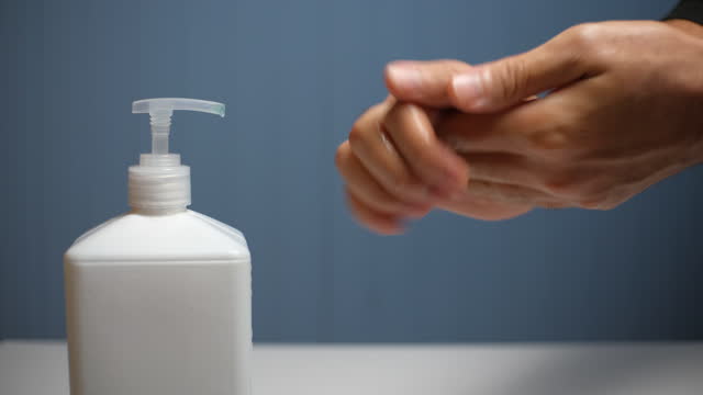 Hände-waschen-mit-Alkohol-Gel,-um-Bakterien-und-Viren-zu-beseitigen.