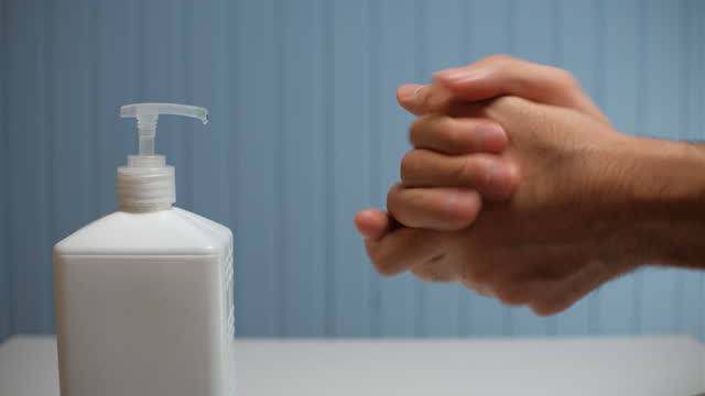 Hand-desinfektionsmittel-Alkohol-Gel-reiben-saubere-Hände-Hygiene-Prävention-von-Coronavirus-Virus-Ausbruch.