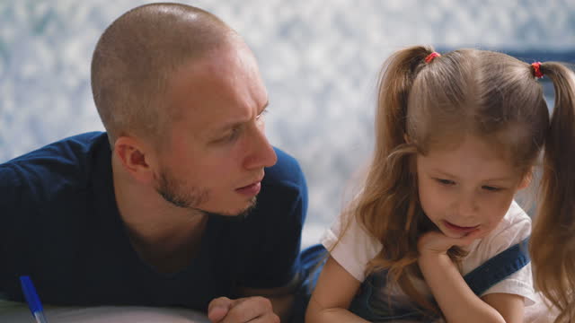 Vater-und-kleine-Tochter-tun-Hausunterricht
