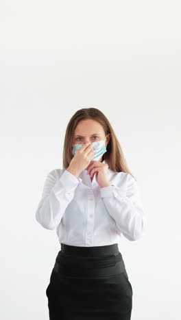Pandemie-Prävention-Büro-Hygiene-Frau-Gesichtsmaske