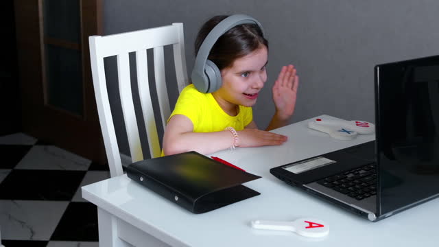Happy-Girl-Kid-verwendet-einen-Laptop,-um-zu-Hause-mit-einem-Lehrer,-einem-Logopäden-zu-studieren.-Fernunterricht.