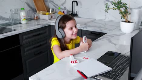 Happy-Girl-Kid-verwendet-einen-Laptop,-um-zu-Hause-mit-einem-Lehrer,-einem-Logopäden-zu-studieren.-Fernunterricht.