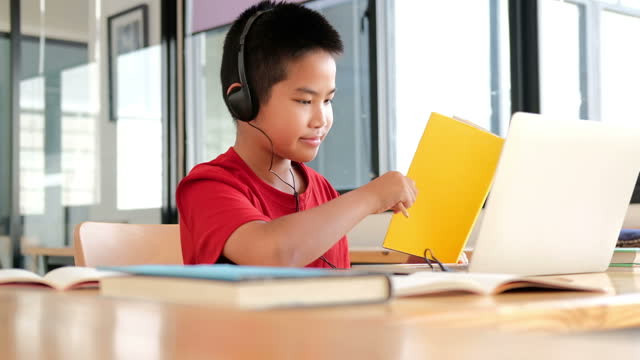 asiatische-Junge-Student-lernen-Lektion-online.-Fernbesprechungfernunterricht-zu-Hause