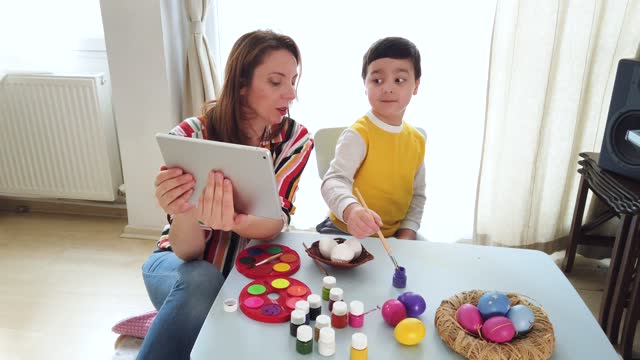 Nettes-Kind-malen-Eier-lernen-über-Computer-zu-Hause